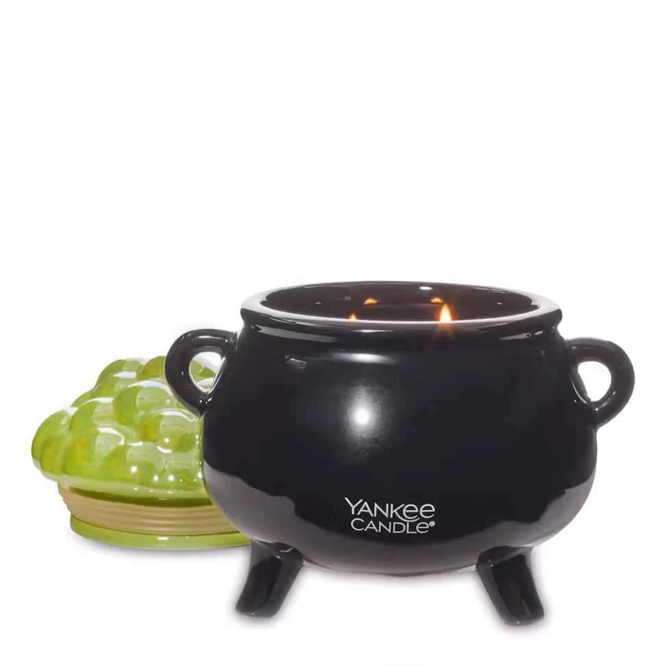 phantom-bookshop-bubbling-cauldron-candle
